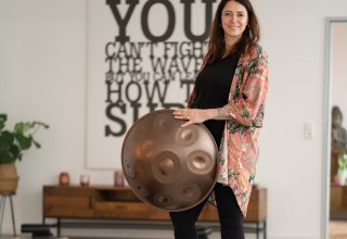Nadine, Leiterin des Handpan Workshops mit Handpan in der Hand. // &copy; Nishā Yoga GbR