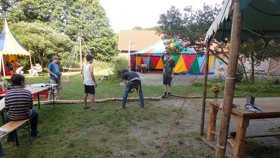 Activiteiten op het buitenterrein, © Bauspielplatz Schwerin e.V. Activiteiten op het buitenterrein, © Bauspielplatz Schwerin e.V.