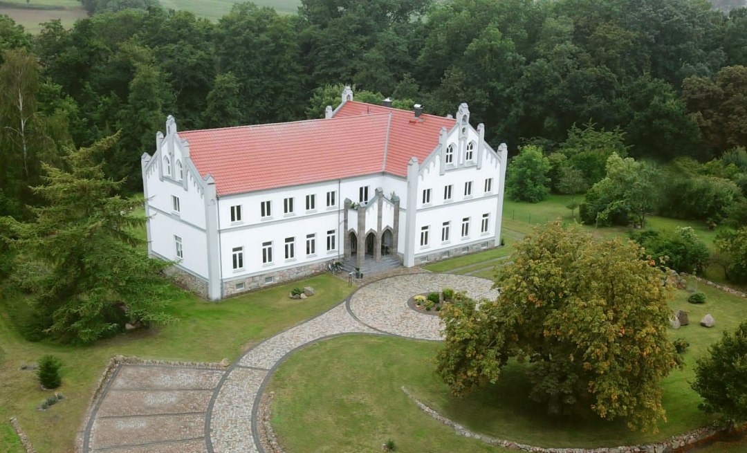 Widok dworu Levetzow z lotu ptaka, © Herrenhaus Levetzow / Bernd Lüskow