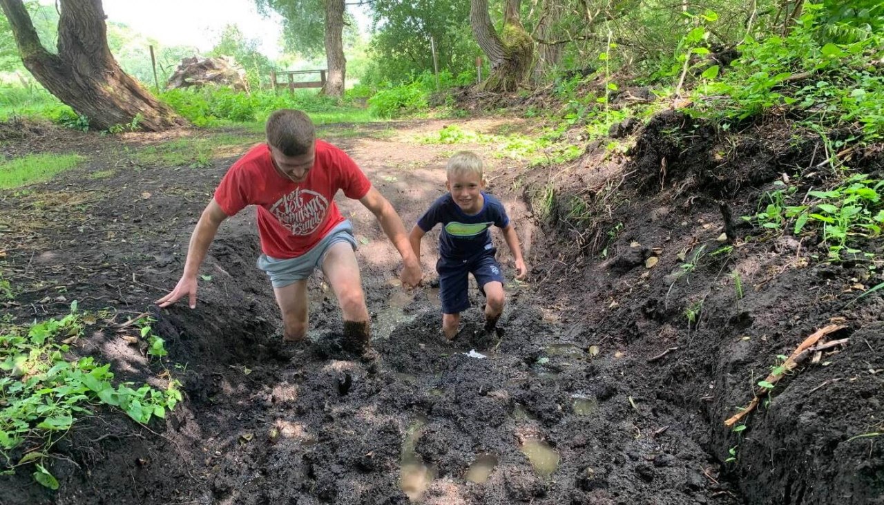 Familie in het veenbad in de BarefootPfa in Plau am See, &copy; Kletterpark Plau am See