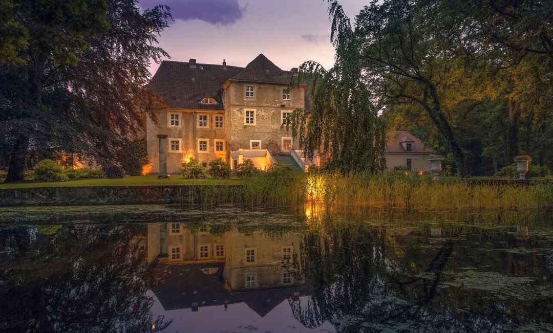 Zamek Mellenthin o zmierzchu, © Wasserschloss Mellenthin Zamek Mellenthin o zmierzchu, © Wasserschloss Mellenthin