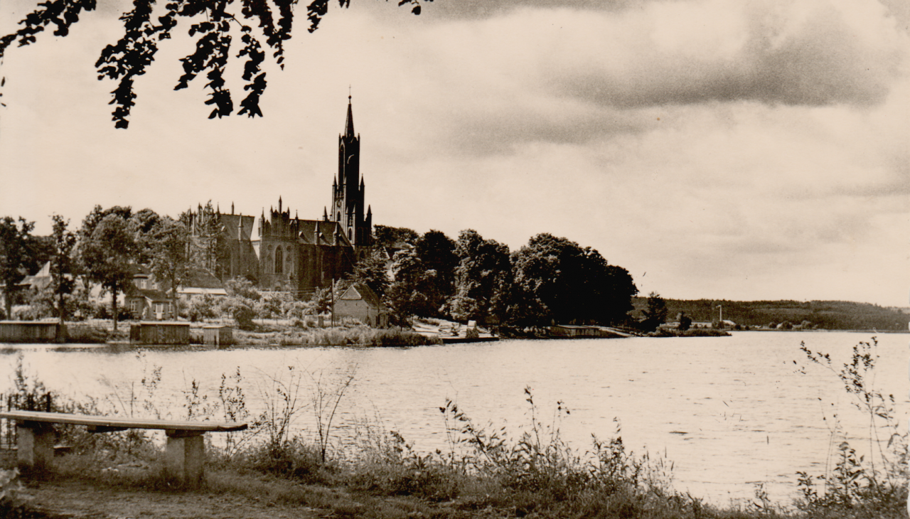 Widok na klasztor z zapory ziemnej, © Tourist-Information Malchow Widok na klasztor z zapory ziemnej, © Tourist-Information Malchow