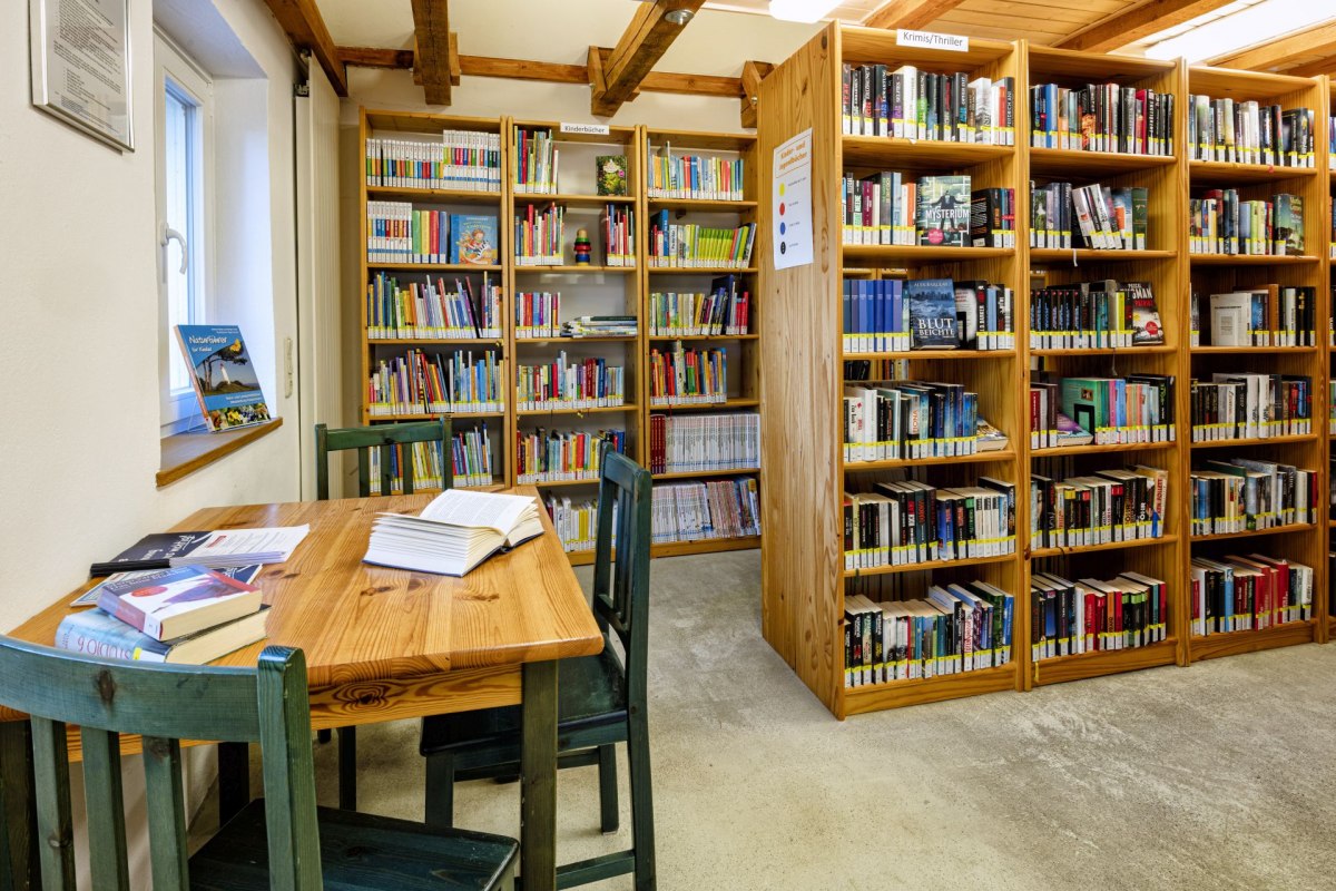 K&auml;the Miethe Bibliotheek, &copy; &copy; Kurverwaltung Ahrenshoop &middot; Foto Voigt & Kranz UG