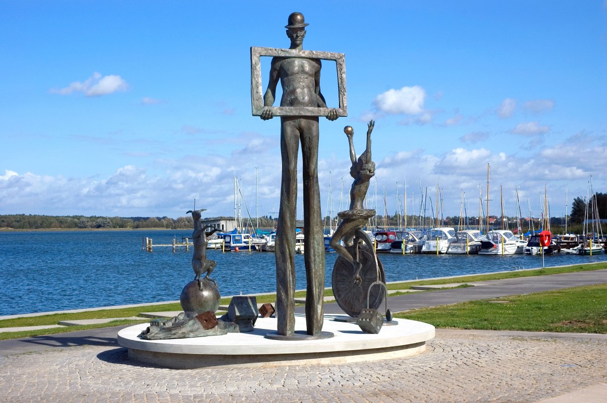 "Cyrk nadjeżdża" autorstwa Jo Jastram, &copy; Stadt Ribnitz Damgarten