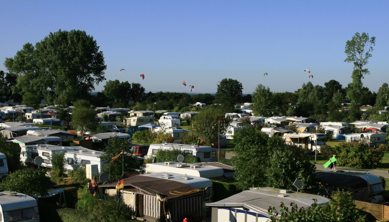 Widok na plac z kitesurferami na wodzie w tle, &copy; Ferien- und Freizeitpark/Jastrow