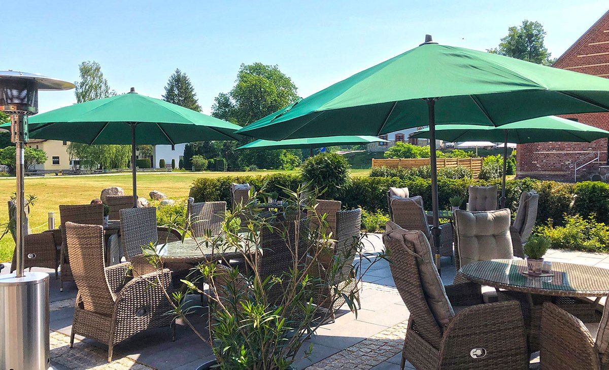Basedow-Das-Kranich-Restaurant-Terrasse-01, © Farmer Hotel Basedow Basedow-Das-Kranich-Restaurant-Terrasse-01, © Farmer Hotel Basedow