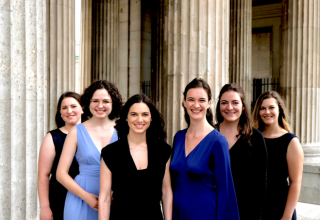 six dark-haired women in blue and black dresses // © Korbinian Bauer six dark-haired women in blue and black dresses // © Korbinian Bauer