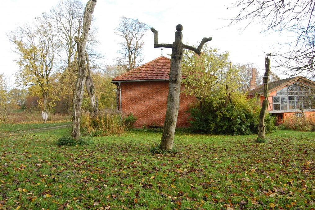 Rijk aan ritme: sculpturale kunst op het terrein van de oude watermolen van Müggenwalde, © Rhythmusreich / Thomas Reich Rijk aan ritme: sculpturale kunst op het terrein van de oude watermolen van Müggenwalde, © Rhythmusreich / Thomas Reich