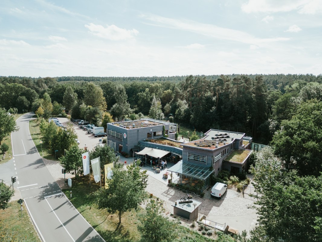 Het bezoekerscentrum van het berenreservaat Müritz ligt verscholen tussen dichte bossen en open hemel. Van hieruit leiden paden door het 16 hectare grote natuurreservaat bij Stuer, waar geredde bruine beren een nieuw leven vinden. Een excursiebestemming die natuurbescherming tot leven brengt en je uitnodigt om je te verwonderen. // © 1000seen.de Het bezoekerscentrum van het berenreservaat Müritz ligt verscholen tussen dichte bossen en open hemel. Van hieruit leiden paden door het 16 hectare grote natuurreservaat bij Stuer, waar geredde bruine beren een nieuw leven vinden. Een excursiebestemming die natuurbescherming tot leven brengt en je uitnodigt om je te verwonderen. // © 1000seen.de