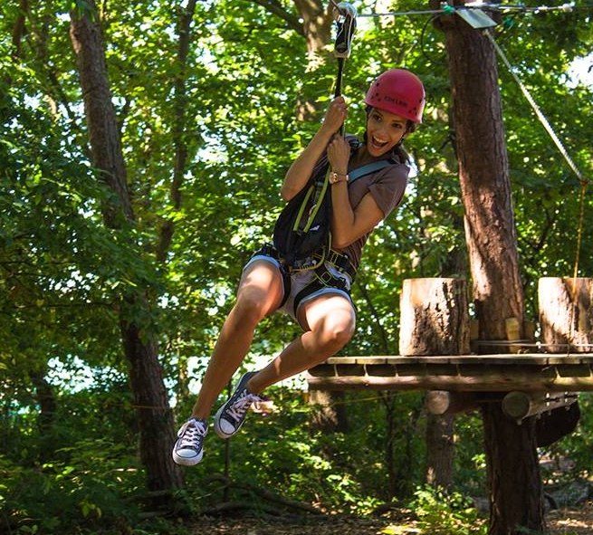 Der Kletterwald lädt mit 8 verschiedenen Parcours zu über 70 Kletteraufgaben ein // © Sven Lingott / Gut Darß Der Kletterwald lädt mit 8 verschiedenen Parcours zu über 70 Kletteraufgaben ein // © Sven Lingott / Gut Darß