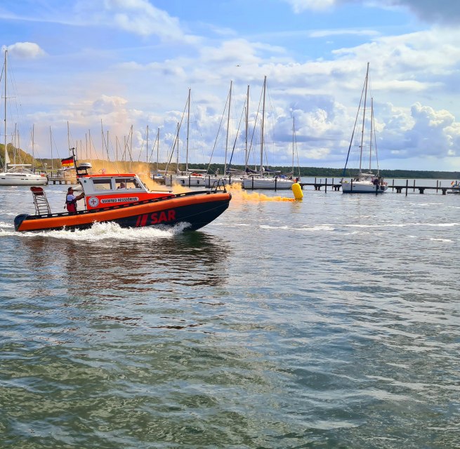 Rettungsübung im Hafenbecken Breege // © Infomationsamt Breege-Juliusruh Rettungsübung im Hafenbecken Breege // © Infomationsamt Breege-Juliusruh