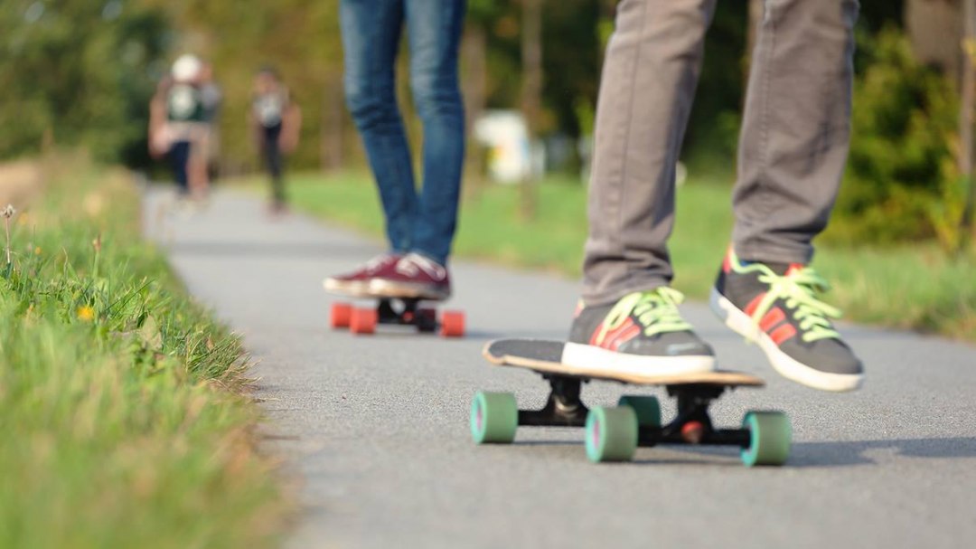 HW-Shapes biedt inwoners en toeristen van alle generaties een gevarieerd evenementenprogramma tijdens het seizoen: gedurende de hele zomer vinden er wekelijkse evenementen plaats, die meestal beginnen bij de surfshop aan de Friedrich-Franz-Straße 21 in Warnemünde. Op dinsdagochtend kunnen geïnteresseerden een yoga & SUP cursus volgen op het strand, terwijl de dinsdagavond in het teken staat van het motto "Skim Jam". Op woensdag nodigen de jongens en meisjes je uit om samen te gaan longboarden en op donderdag organiseren ze SUP-tochten onder begeleiding op de Oostzee, de oude rivier of de Warnow. Net als de "Skim Jam" zijn beide evenementen gratis. Eén keer per maand is er zelfs een rollerskisessie speciaal voor meisjes. En ook de vrijdagen blijven niet onaangeroerd: Een keer per maand lokt het evenement "vlees op straat" gezellige locals en vakantiegangers naar de surfshop met braadworst en een fietsbioscoop., © © Matthias Marx | HW-Shapes