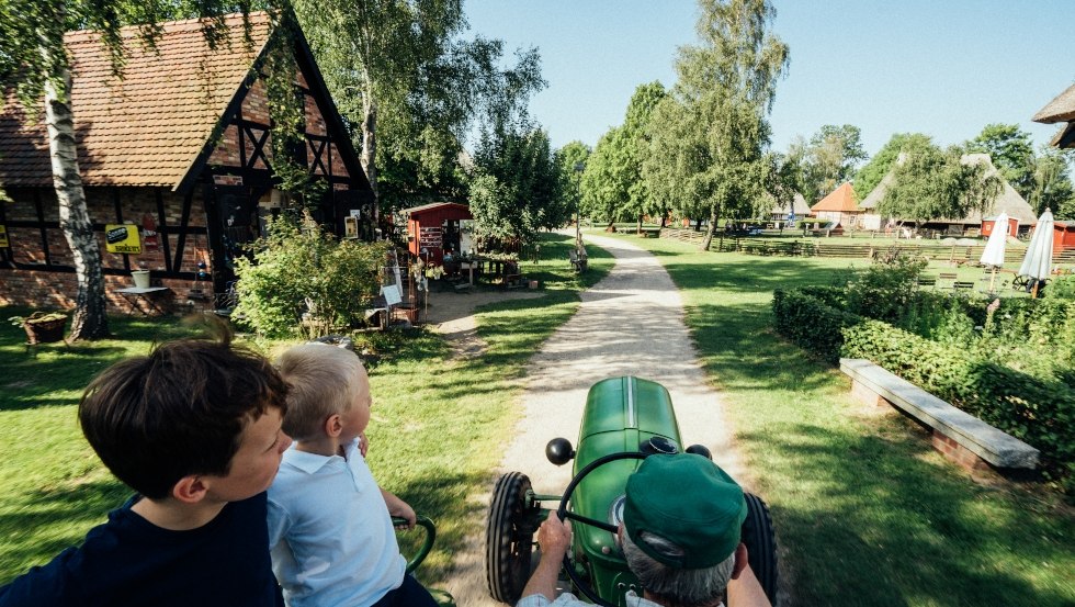 Ga met de tractor de velden op - iedereen wordt bij de hand genomen en kan het boerenleven ontdekken., © TMV/Gaensicke