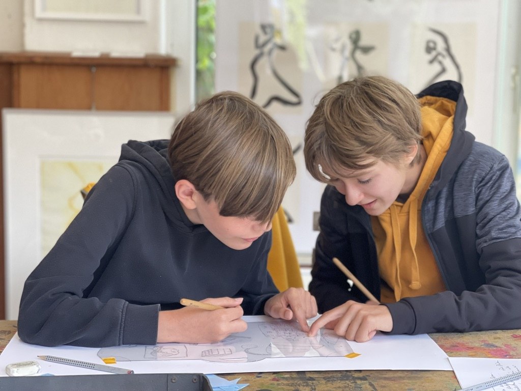 Two children are working together on a drypoint etching. // © Ute Laux Two children are working together on a drypoint etching. // © Ute Laux