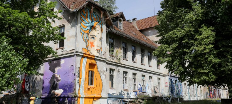 Photo for the “Festival of Diversity” on July 11, 2026, at the former Domjüch State Mental Hospital. The image combines a historic building with modern graffiti. // © Carsten Büttner/ RAA-MV Photo for the “Festival of Diversity” on July 11, 2026, at the former Domjüch State Mental Hospital. The image combines a historic building with modern graffiti. // © Carsten Büttner/ RAA-MV