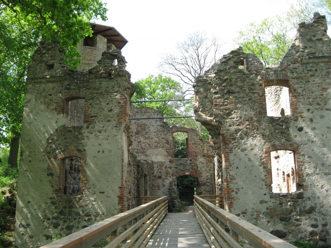 Przejdź przez most, aby dotrzeć do wewnętrznej części Veste Landskron // © Angelika Michaelis Przejdź przez most, aby dotrzeć do wewnętrznej części Veste Landskron // © Angelika Michaelis