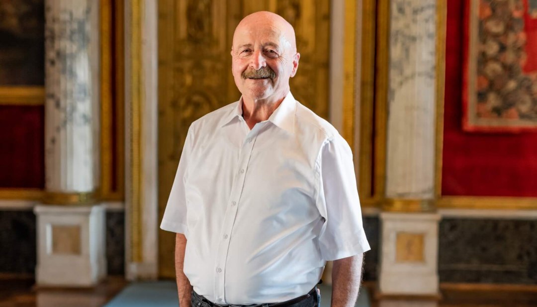 Przewodnik zamkowy Godehard Weichert zna wszystkie szczeg&oacute;ły i anegdoty dotyczące rezydencji w Schwerinie. Jego portret.