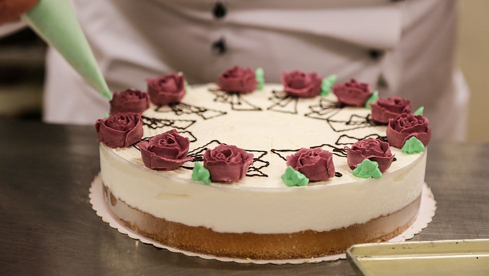 We make cake dreams come true - the confectioners of the Kühl city bakery // © Stadtbäckerei Kühl GmbH & Co. KG / Andrea Kunath We make cake dreams come true - the confectioners of the Kühl city bakery // © Stadtbäckerei Kühl GmbH & Co. KG / Andrea Kunath
