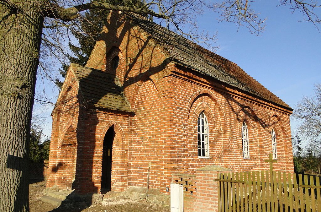 Conow church, © By Niteshift (Eigenes Werk) [CC BY-SA 3.0 (http://creativecommons.org/licenses/by-sa/3.0)], via Wikimedia Commons