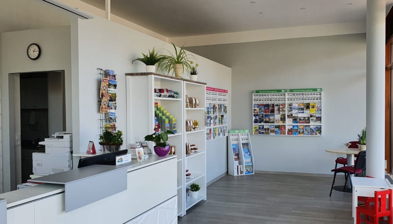 Informacja turystyczna Göhren-Lebbin na rynku w Land Fleesensee, © Kur- und Tourismus GmbH Göhren-Lebbin