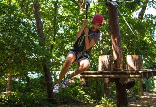 Der Kletterwald lädt mit 8 verschiedenen Parcours zu über 70 Kletteraufgaben ein // © Sven Lingott / Gut Darß Der Kletterwald lädt mit 8 verschiedenen Parcours zu über 70 Kletteraufgaben ein // © Sven Lingott / Gut Darß