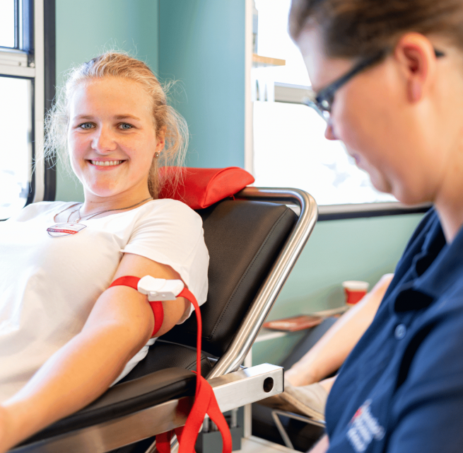 A young woman donating blood for the first time. // © DRK-Blutspendedienst NSTOB A young woman donating blood for the first time. // © DRK-Blutspendedienst NSTOB