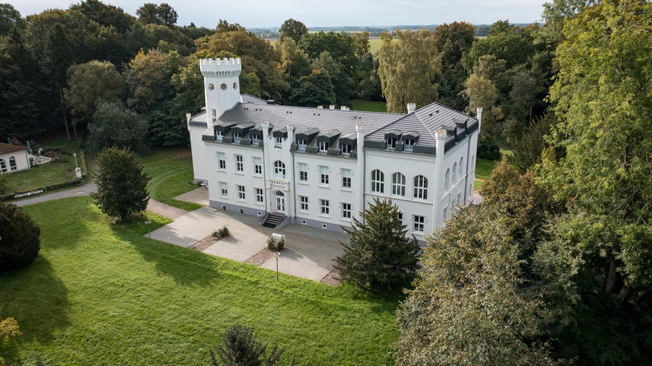 Widok zamku Hohendorf z zewnątrz, &copy; Schloss Hohendorf / Henry Stadthagen