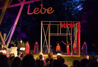 Musiktheater im Park 2022. Ein Bild der finalen Abschlussszene. // © Antonia Jacobsen Musiktheater im Park 2022. Ein Bild der finalen Abschlussszene. // © Antonia Jacobsen