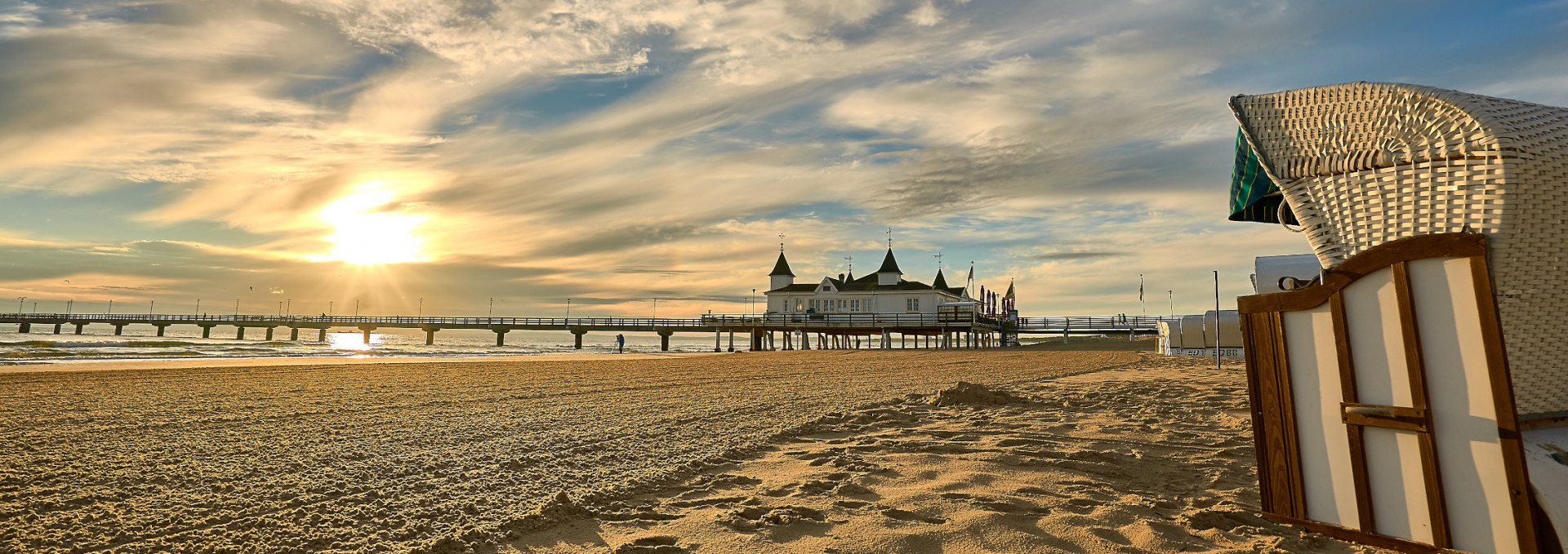 Geniet van de zonsopgang in een strandstoel., © TMV/Pocha.de