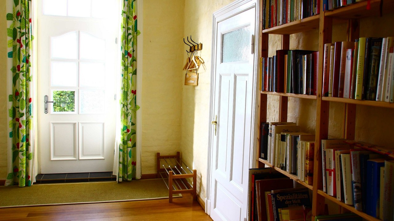 Strefa wejściowa z półką na książki // © Andrea Keil Strefa wejściowa z półką na książki // © Andrea Keil
