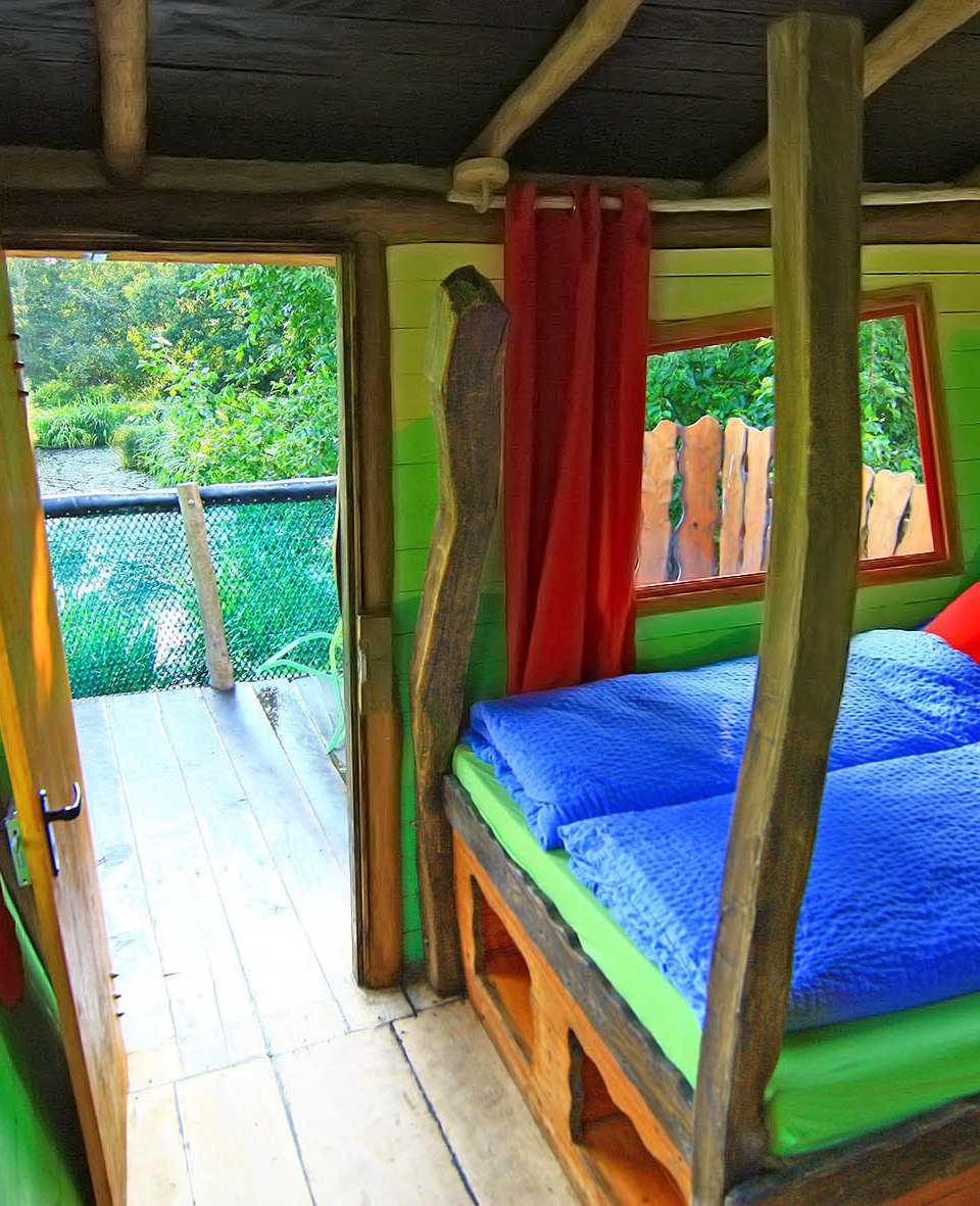 Marlow Bird Park, de ooievaarslaapkamer in de accommodatie, met direct uitzicht op het aangrenzende verblijf.