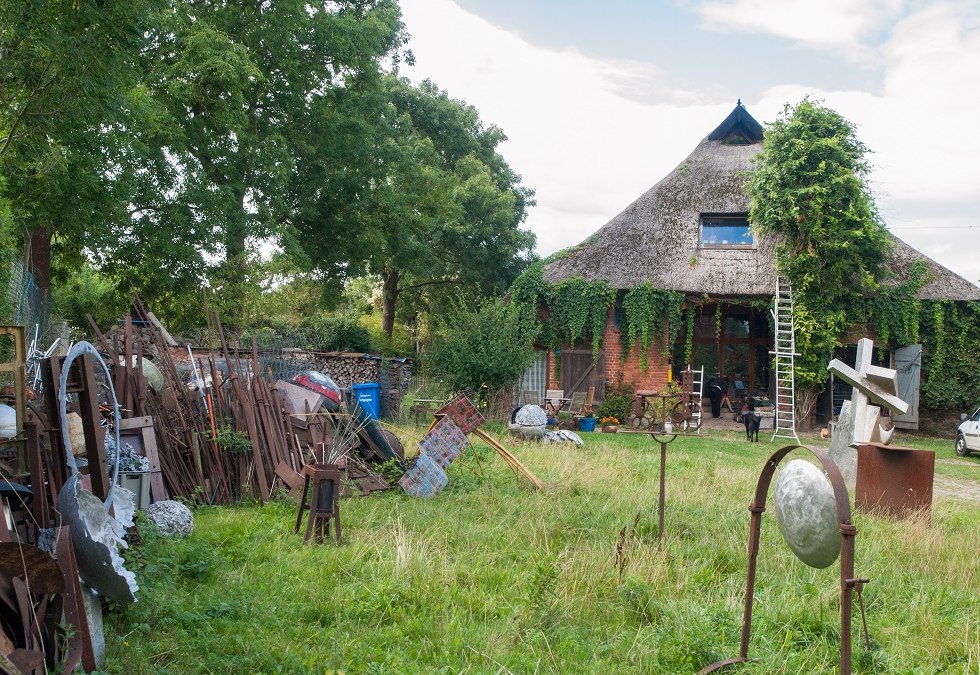 Dom z dachem rurowym z dziełami sztuki na pierwszym planie, © Frank Burger