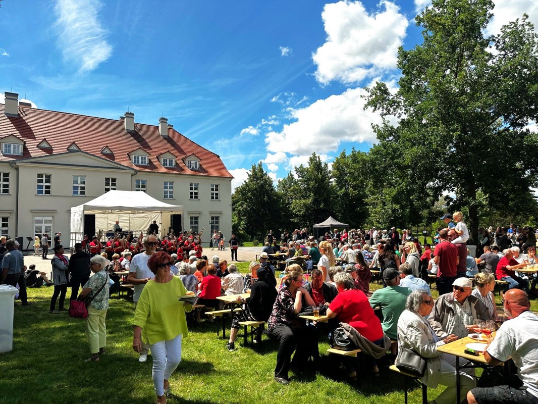 Rattey Kasteel Wijn Bloesem Festival 2024 // © Weingut Schloss Rattey | Inselmühle Usedom GmbH Rattey Kasteel Wijn Bloesem Festival 2024 // © Weingut Schloss Rattey | Inselmühle Usedom GmbH