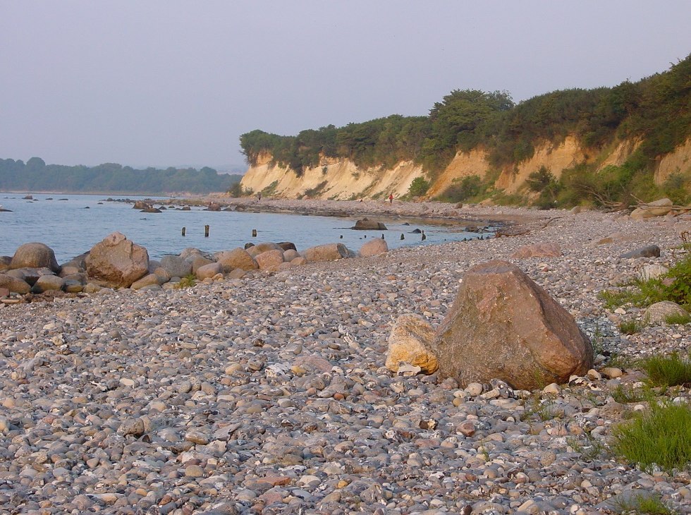 Kamienista plaża w pobliżu Glowe wzdłuż niskich klifów, © Tourismuszentrale Rügen