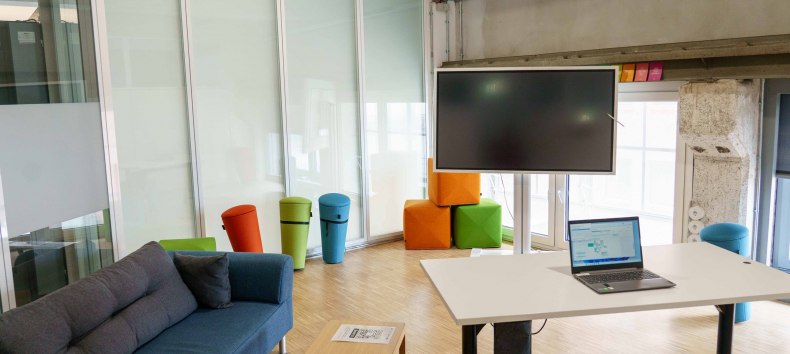 Seminarraum im InnovationPort Wismar mit Bildschirm, Laptop und Sitzecke // &copy; InnovationPort Wismar