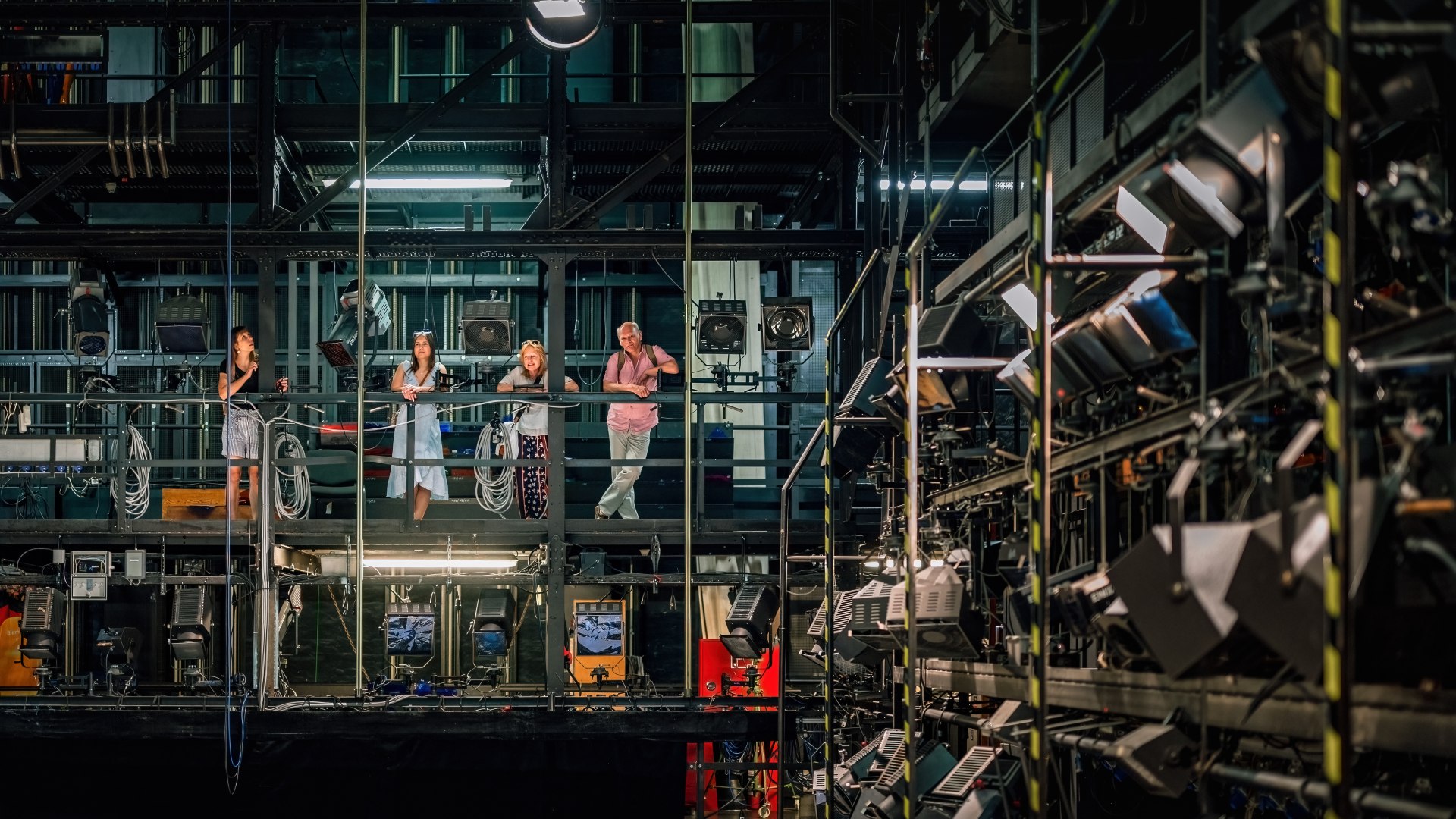 The view from above on the stage between spotlights, cables and ropes, &copy; MV-T/Tiemann