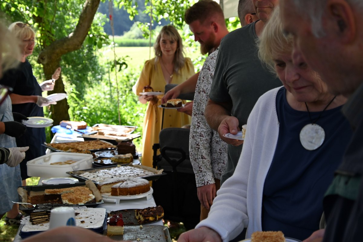 Large cake buffet at the summer festival in the parish garden, plenty of seating in the shade is guaranteed. // &copy; Sabrina Lampe