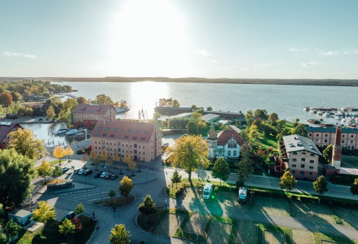 Aerial view of Neustrelitz with the lake in the background // In Neustrelitz, the motorhome is parked on the pitch at the town harbor - close to the water. // © MV-T/Gänsicke Aerial view of Neustrelitz with the lake in the background