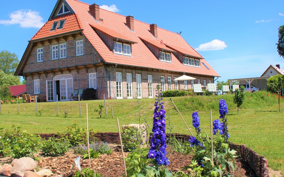 Widok naszego wiejskiego domu z ogrodu, © Brigitte Leberl