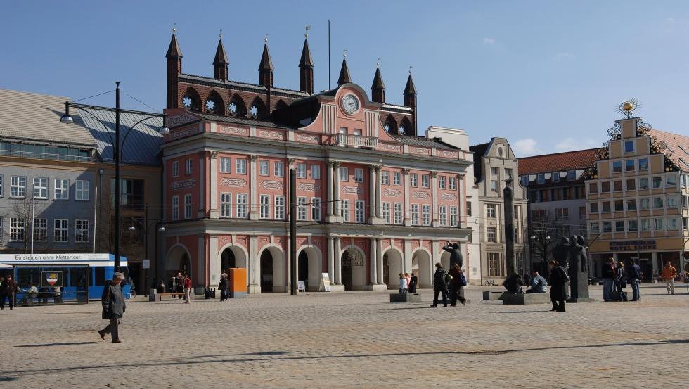 Zicht op het stadhuis van Rostock met de 7 torens, © Angelika Heim