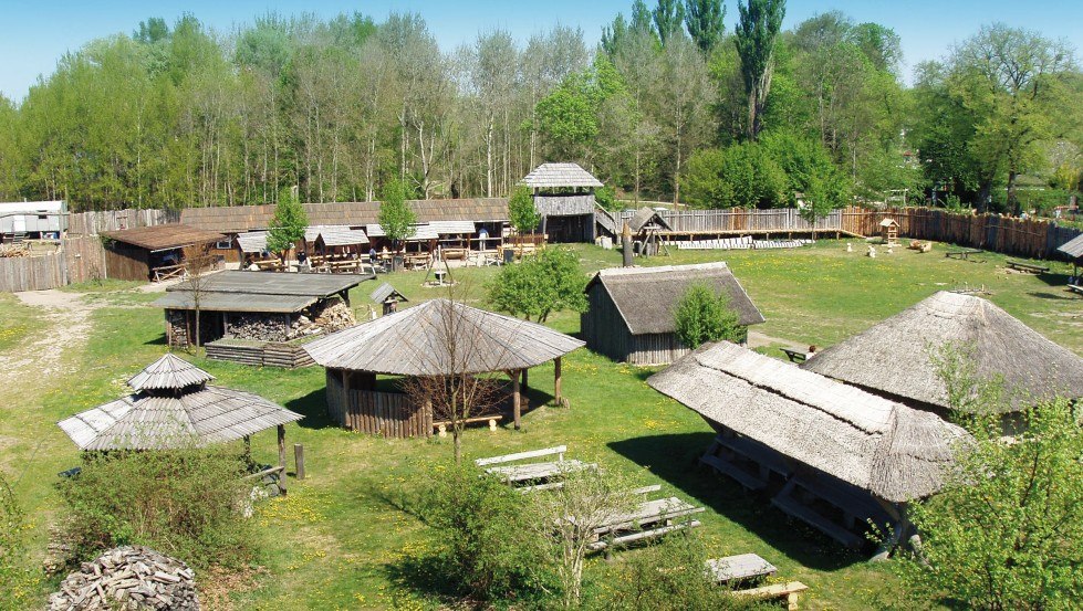 Kijk hoe oude ambachten worden beoefend of probeer ze zelf uit - dit is mogelijk in het Slavische dorp Neustrelitz, © TMV/Liske