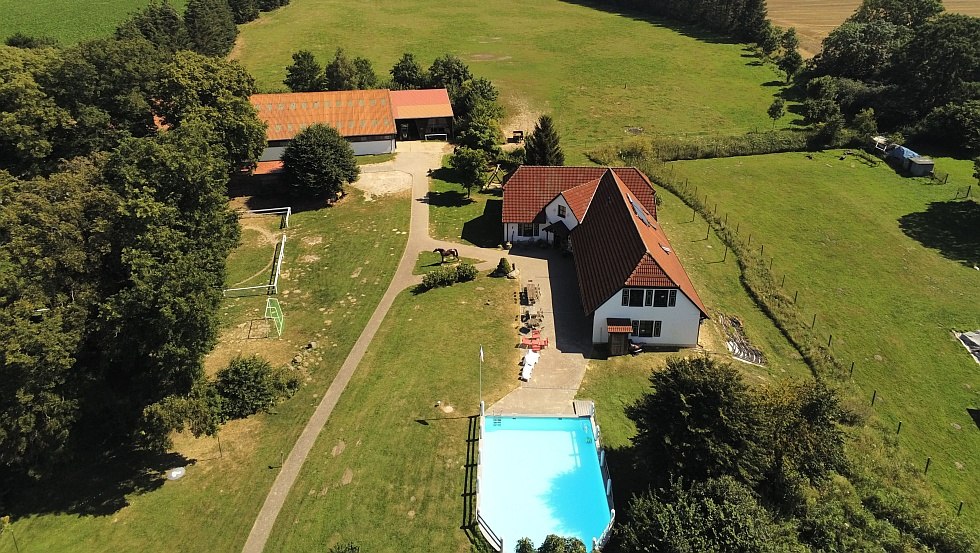 Hotel dla dzieci z krytą ujeżdżalnią i wybiegiem, © Alte Schule Barlin