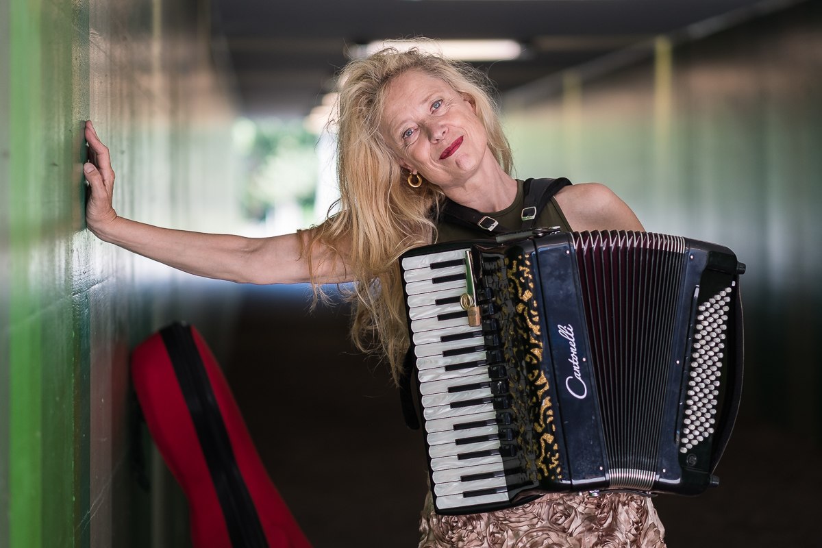 Zomerconcert met THE CAT'S BACK alias Anne Harmsen in de rozentuin, Tollensesee pastorie.ticket: https://www.yesticket.org/event/de/love-is-in-the-air-anne-harmsen-singt-30-05-26/ // &copy; Anne Harmsen