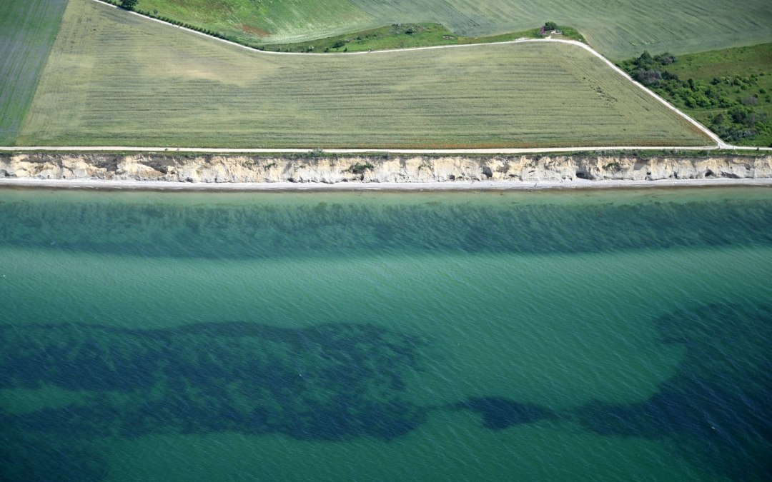 Gezicht in vogelvlucht op Hohes Ufer met uitzicht op de Bakelberg, © FALCON CREST AIR