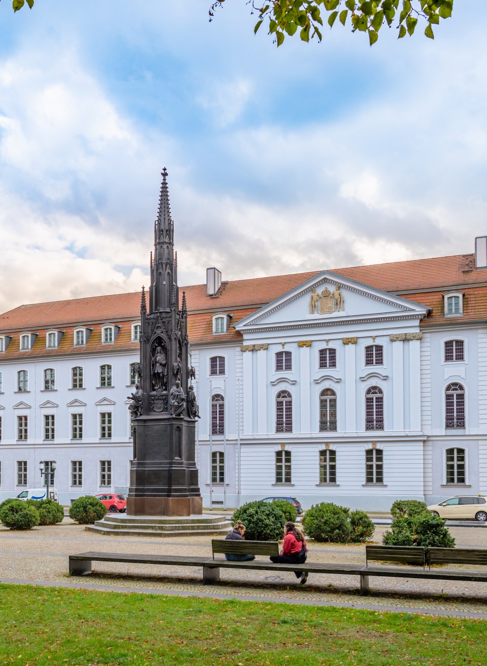 Buitenopname van de universiteit van Greifswald overdag.