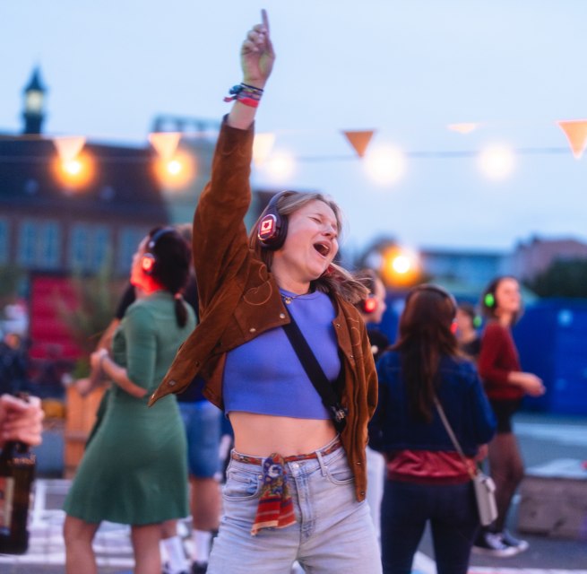 Pure zomervibes: dankzij de nabijheid van de Baltische Zee geniet de universiteitsstad Rostock ook in de zomer van een aangenaam briesje. De perfecte zomerdag met veel havenflair., © TMV/Gross Pure zomervibes: dankzij de nabijheid van de Baltische Zee geniet de universiteitsstad Rostock ook in de zomer van een aangenaam briesje. De perfecte zomerdag met veel havenflair.