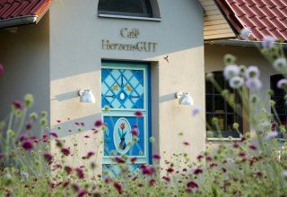 Caf&eacute; HerzensGUT - the enchanting little house with the blue door., &copy; Thomas Mandt
