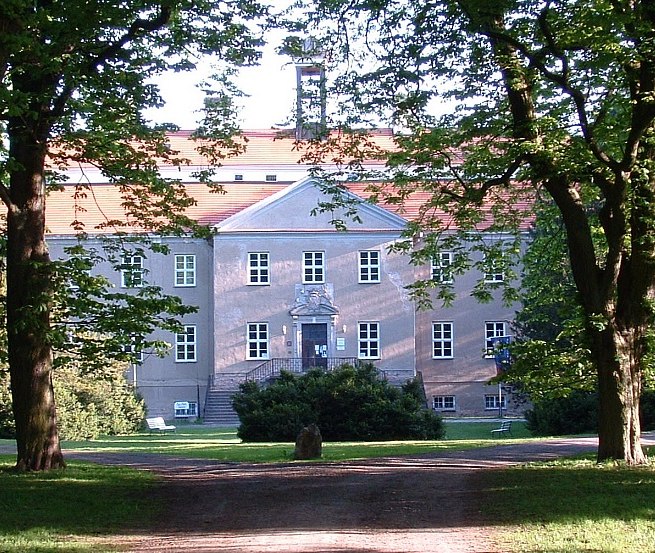 Kastanienallee zum Barockschloss Griebenow mit Portal und Ehrenhof // &copy; Barockschlo&szlig; zu Griebenow e.V.
