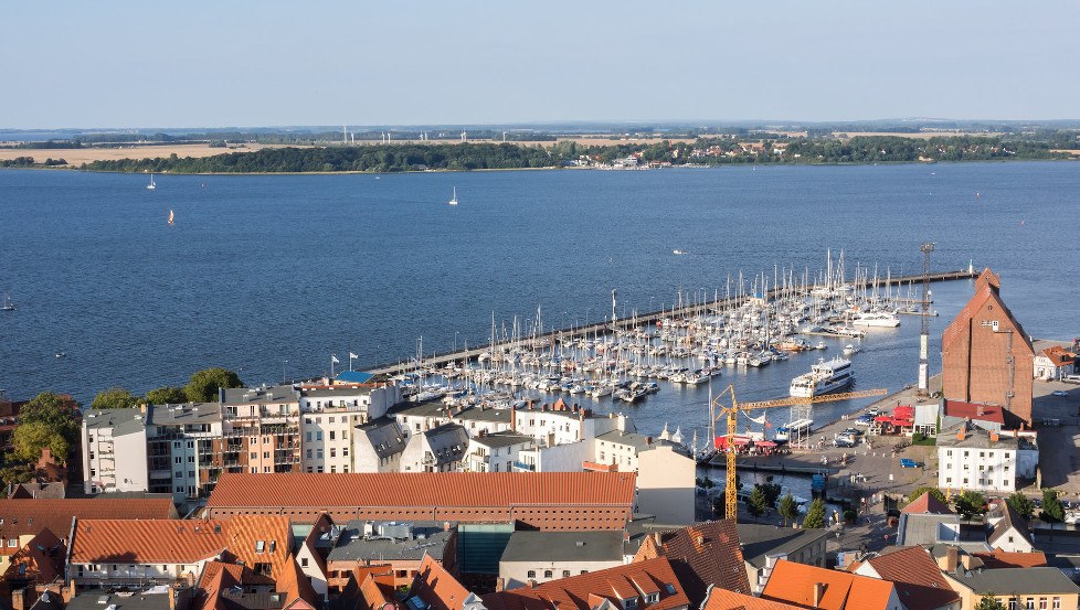 Beleef het prachtige uitzicht op de Hanzestad Stralsund met de webcam in Altefähr op Rügen., © Erik Hart