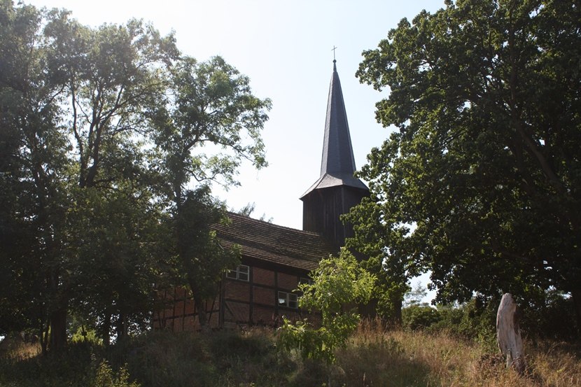 Zijaanzicht van de vakwerkkerk, © Mecklenburgische Kleinseenplatte Touristik GmbH